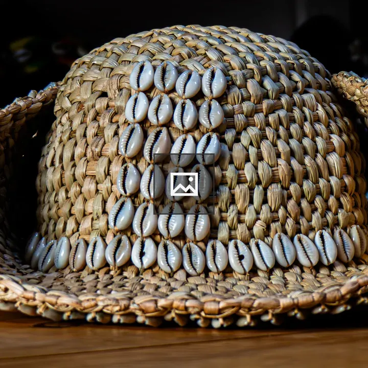 Straw hat with shells