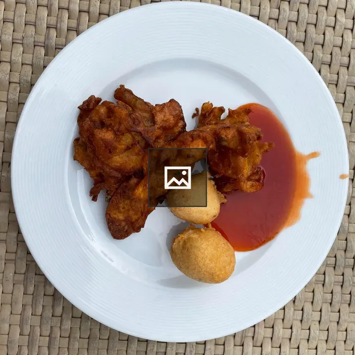 Crispy uzhunnu vada on plate