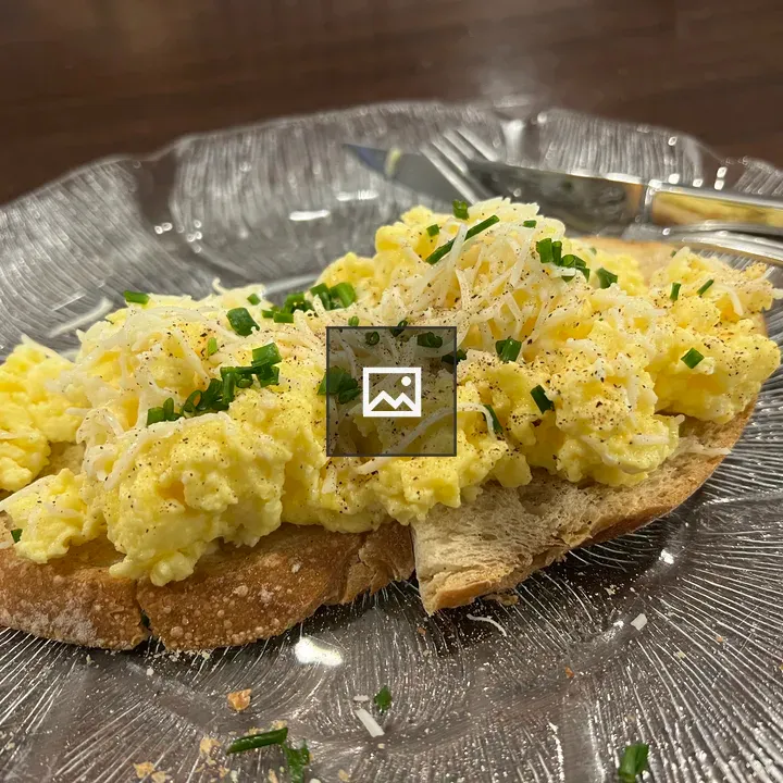 Scrambled eggs on toast with chives