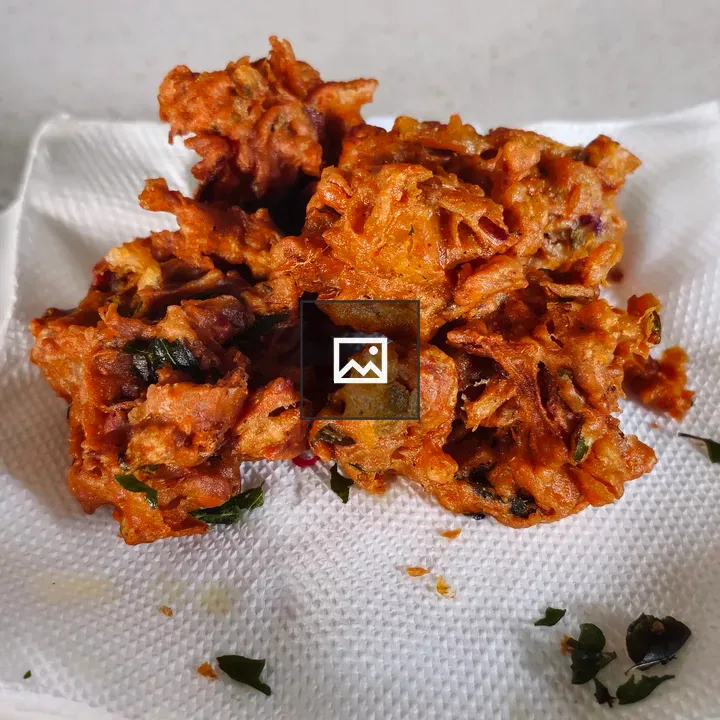 Freshly fried onion pakodas
