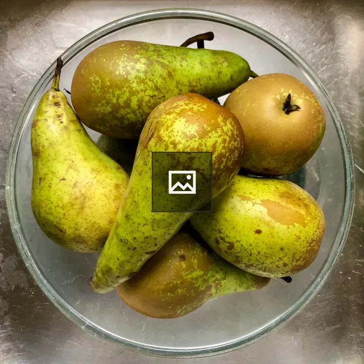 Glass bowl with green pears