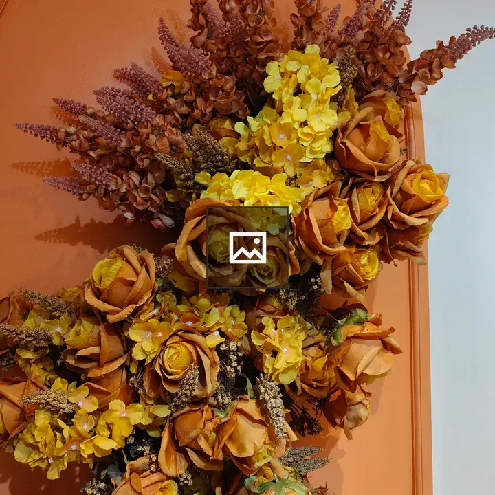 Decorative dried flower arrangement