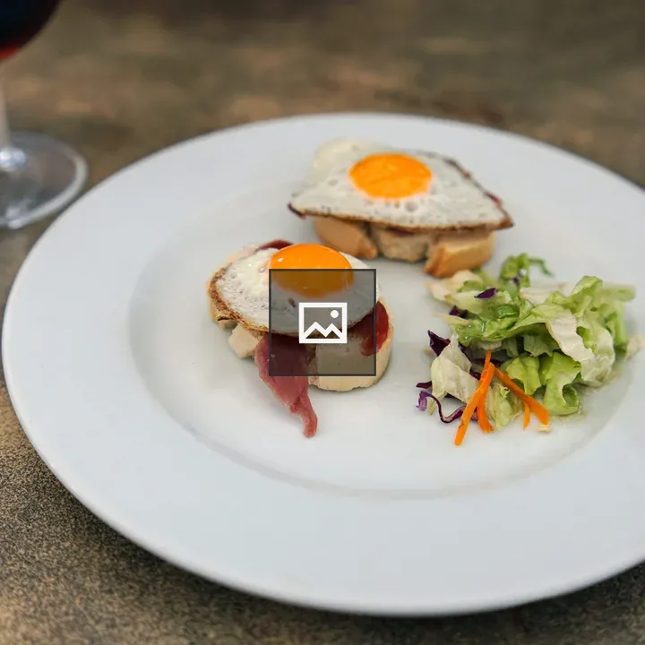 Toasts with quail eggs and Iberico ham